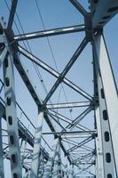 Puente metálico de vigas huecas unidas con uniones atornilladas. foto