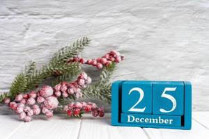 fondo de navidad con abeto decorado y calendario perpetuo azul con fecha foto