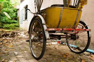 transporte tailandés tradicional - trishaw amarillo viejo en una calle. Chiang Mai, Tailandia. foto