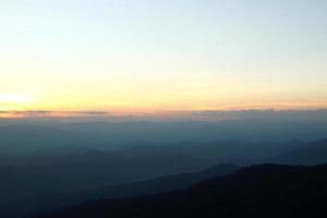 vista aérea desde la cima de la montaña al atardecer. doi suthep, provincia de chiang mai, tailandia. foto