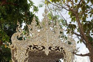 fragmento de la decoración wat rong khun - el templo blanco. chiang rai, tailandia. foto