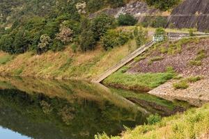 vista sobre un lago azul con reflejo de bosque cerca de la presa. provincia de chiang mai, tailandia. foto