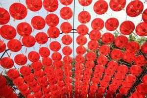 viajar a bangkok, tailandia. muchas hermosas linternas chinas rojas. foto