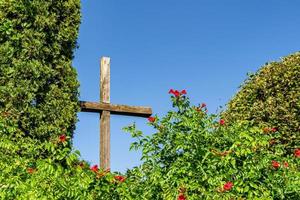 Cruz de la iglesia cristiana en alta torre campanario para la oración foto