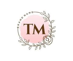 logotipo femenino inicial tm. utilizable para logotipos de naturaleza, salón, spa, cosmética y belleza. elemento de plantilla de diseño de logotipo de vector plano.