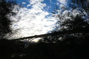 puente sobre el río llobregat, obra de ingeniería para el paso de coches, camiones y autobuses. foto