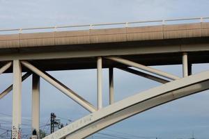 puente sobre el río llobregat, obra de ingeniería para el paso de coches, camiones y autobuses. foto