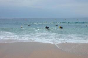 surfistas montando olas en un mar agitado por tormentas foto