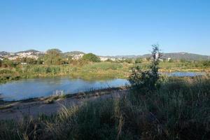 río llobregat y caminos adyacentes en la comarca del baix llobregat muy cerca de la ciudad de barcelona. foto