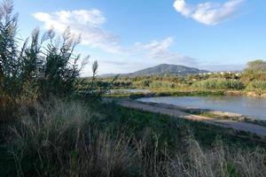 río llobregat y caminos adyacentes en la comarca del baix llobregat muy cerca de la ciudad de barcelona. foto