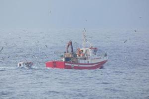 barco pesquero que regresa de pescar en el mar mediterráneo. foto