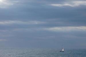 velero navegando en el mar mediterráneo, aguas tranquilas foto