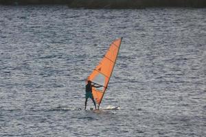 practicando windsurf en el mar mediterráneo, mar en calma foto