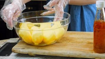 Kanonisches Rezept für Kartoffelplätzchen Brie, Parmesan und Sahne. Es wird verwendet, um Retro-Teller und goldene Gabeln zu dekorieren video