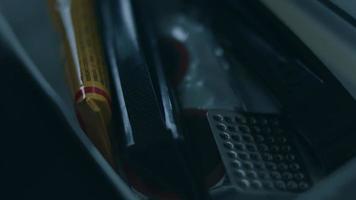 sida se av ett amerikan manlig arbetare i en verkstad på en fabrik framställning rullstolar, Sammanträde på en arbetsbänk använder sig av hand verktyg och montering delar av en produkt, Sammanträde i rullstolar video