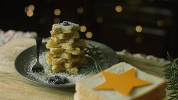 vierto miel en el árbol de navidad. tostadas francesas árbol de navidad ambiente festivo. video