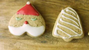 Je décore des biscuits au pain d'épice avec du glaçage royal. le meilleur biscuit au pain d'épice fait maison video