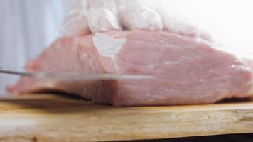 el chef corta el cerdo con un cuchillo profesional video