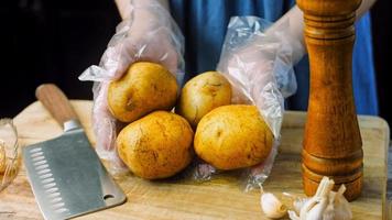 B' olie de aardappelen in een ijzer schaal. macro het schieten Aan intens stoom- video