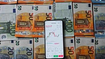 Euro banconote e bitcoin criptovaluta investire concetto. Euro i soldi e crypto moneta d'oro bitcoin moneta. video