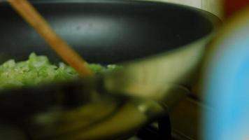 Alle Zutaten mit einem Holzlöffel vermischen. chili con carne kochen, mexikanische küche video