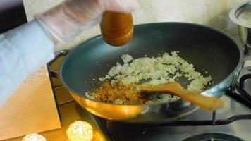 mengen de ingrediënten voor de chorizo en de bewaard gebleven tomaten met een houten lepel. macro het schieten video