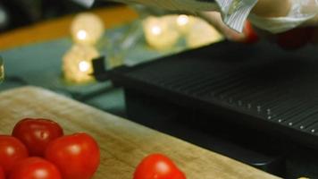 Grill tomatoes with red and green pepper. I return the fried part video