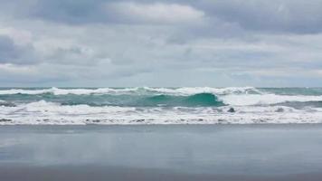 la beauté des vagues de la plage video