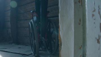 fauteuil roulant nouvellement assemblé pour les personnes handicapées. état désastreux de la chambre, confitures cassées