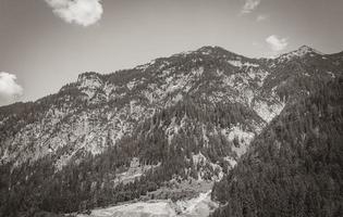 Maravillosa montaña boscosa y panorama alpino en Carintia, Austria. foto