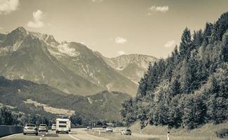 panorama de la cordillera mientras conduce a través de salzburgo en austria.