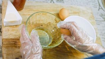 le chef broie la purée de pommes de terre. mélanger la purée avec les jaunes d'œufs. prise de vue macro video