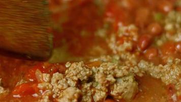 Mix all ingredients with a wooden spoon. Cook chili con carne, Mexican cuisine video