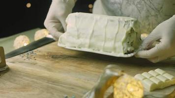 torta con verde Impasto, acida ciliegie e acida crema. esso anche ha cibo ornamento e il rosso stella torta video