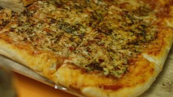 Pizza nach New Yorker Art zu Hause zubereiten video