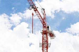 grúa de construcción de torre con fondo de cielo azul foto