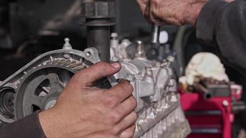 reparación del bloque de la tapa de la válvula del motor del coche en el taller video