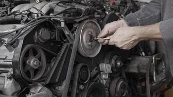 onderdelen van auto motor wezen gerepareerd in werkplaats video