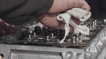 reparación del bloque de la tapa de la válvula del motor del coche en el taller video