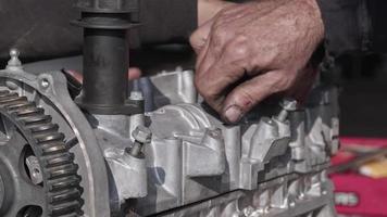 auto motor klep Hoes blok reparatie in werkplaats video