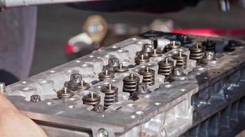 auto motor klep Hoes blok reparatie in werkplaats video