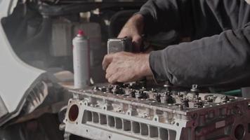 reparación del bloque de la tapa de la válvula del motor del coche en el taller video