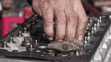 reparación del bloque de la tapa de la válvula del motor del coche en el taller video