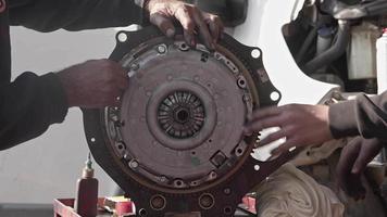 Reparación de engranajes volant de motor de coche en taller video