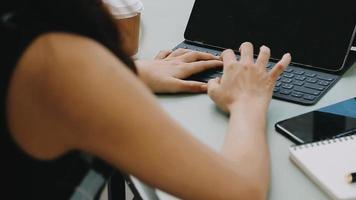 uomo d'affari Lavorando con inteligente Telefono e il computer portatile e digitale tavoletta computer nel ufficio con digitale marketing video