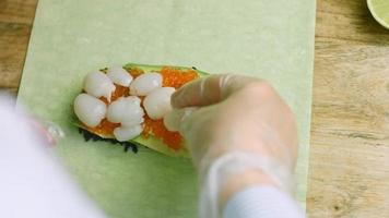 combinación de sushi y burritos. litchi también se usa para el regusto. video