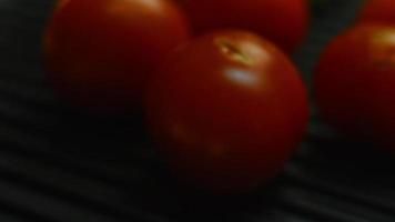 griller des tomates aux poivrons rouges et verts video