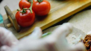 molto grande burrito con avocado e chorizo carne. le riprese nel un' romantico ambientazione video