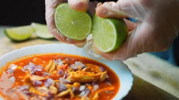 mezcle los ingredientes para la sopa mexicana con una cuchara de madera. fotografía macro video