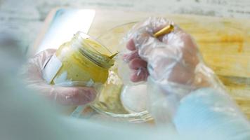 el chef mezcla los ingredientes para la salsa de miel y mostaza con una cuchara dorada video